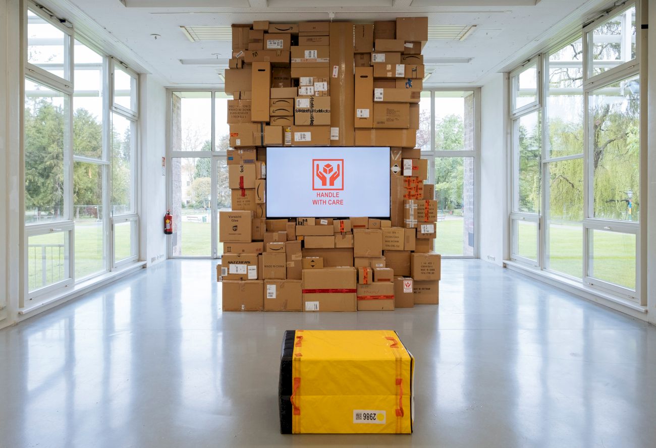 Julian Palacz ⋅ Handle With Care (1) Julian Palacz ⋅ Handle With Care (1)